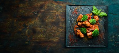 Şarap soslu et, brokoli ve siyah taş tabakta sebze. Üst görünüm.