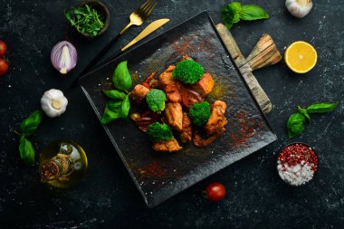 Şarap soslu et, brokoli ve siyah taş tabakta sebze. Üst görünüm.