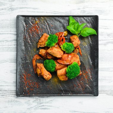 Şarap soslu et, brokoli ve siyah taş tabakta sebze. Üst görünüm.