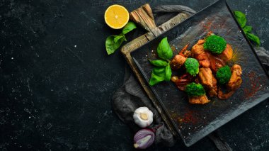 Şarap soslu et, brokoli ve siyah taş tabakta sebze. Üst görünüm.