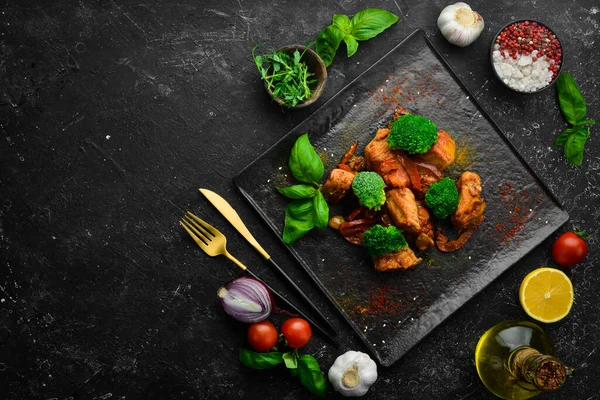 Vlees Gestoofd Wijnsaus Met Broccoli Groenten Zwarte Stenen Plaat Bovenaanzicht — Stockfoto