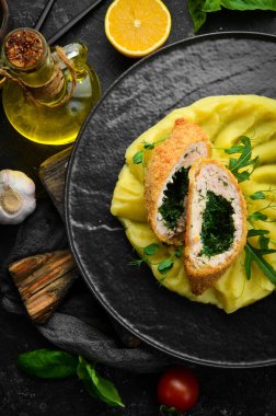 Kyiv usulü tavuk pirzolası ve patates püresi. Ukrayna mutfağı. Üst görünüm.