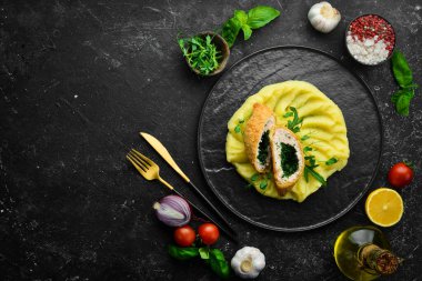 Kyiv usulü tavuk pirzolası ve patates püresi. Ukrayna mutfağı. Üst görünüm.