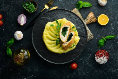 Kyiv usulü tavuk pirzolası ve patates püresi. Ukrayna mutfağı. Üst görünüm.