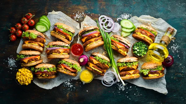 Zestaw Hamburgerów Wołowiną Pomidorami Serem Cebulą Sałatką Jedzenie Ulicy Widok — Zdjęcie stockowe