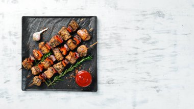 Geleneksel Kebap. Siyah taş tabakta sebzeli sulu tavuk kebabı. Barbekü. Üst Manzara. Metin için boş alan.