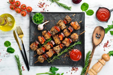 Geleneksel Kebap. Siyah taş tabakta sebzeli sulu tavuk kebabı. Barbekü. Üst Manzara. Metin için boş alan.