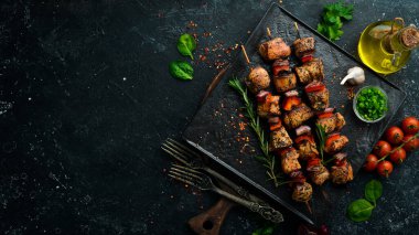Geleneksel Kebap. Siyah taş tabakta sebzeli sulu tavuk kebabı. Barbekü. Üst Manzara. Metin için boş alan.