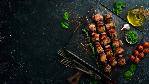 Tradiční Kebab Šťavnaté Kuřecí Kebab Zeleninou Černém Kamenném Talíři Grilování — Stock fotografie