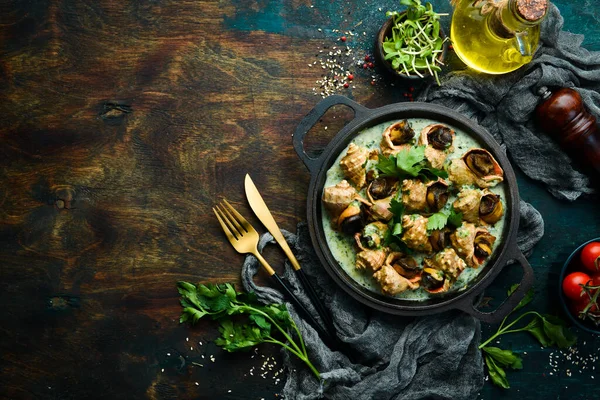 Rapana Wird Schalen Mit Cremiger Spinatsauce Gekocht Luxuriöses Restaurantessen Meeresfrüchte — Stockfoto