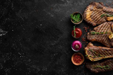 Izgara siyah Angus Prime bifteği: T-bone, striploin, Rib, New York bifteği. Üst Manzara. Kırsal biçim.