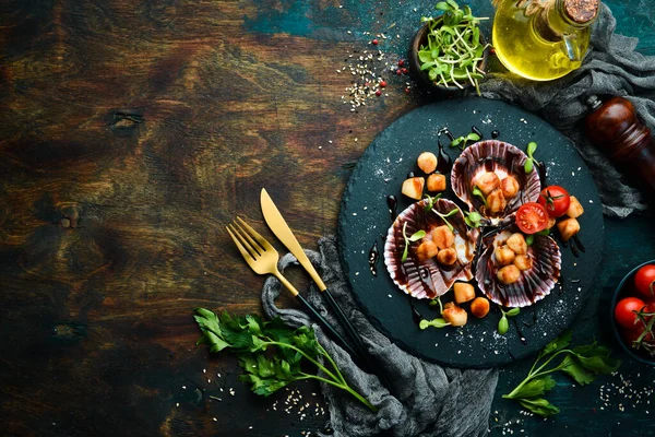 돌판에 야채와 껍질에 가죽을 발랐다 레스토랑 음식이야 해산물 열광적 스타일 — 스톡 사진