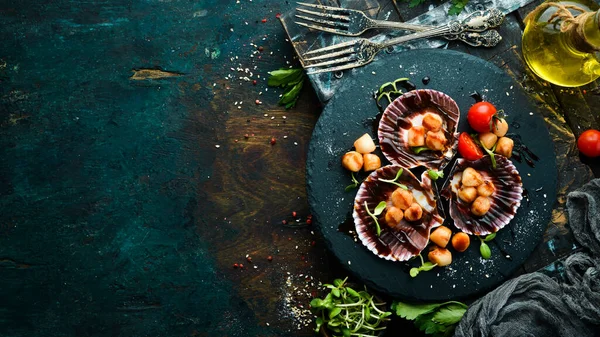 Cuire Les Pétoncles Dans Des Coquilles Avec Des Légumes Sur — Photo