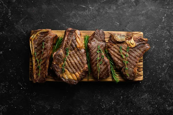 Grilované Masové Steaky Dřevěné Desce Bone Striploin Rib Eye Newyorský — Stock fotografie