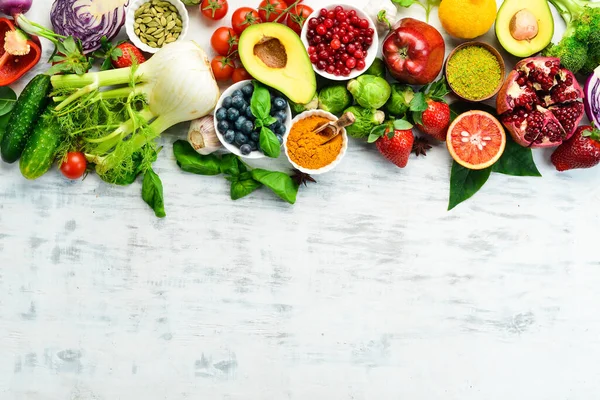 Alimento Orgánico Saludable Verduras Frutas Frescas Sobre Fondo Madera Blanca —  Fotos de Stock