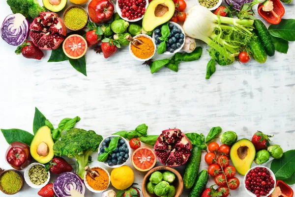 Υγιεινή Βιολογική Τροφή Φρέσκα Λαχανικά Και Φρούτα Λευκό Ξύλινο Φόντο — Φωτογραφία Αρχείου