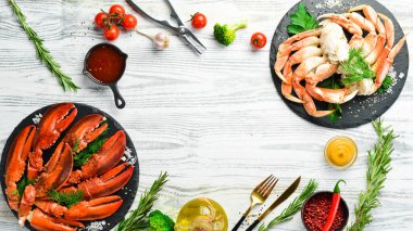 Kaynamış pençe ve ıstakoz pençeleri. Kırsal tarzda. Deniz ürünleri lezzetleri..