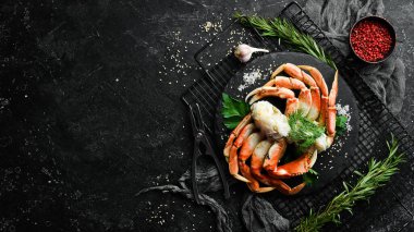 Yengeç pençesi. Kaynamış pençeler siyah bir taş plaka üzerinde. Kırsal tarzda. Deniz ürünleri lezzetleri..