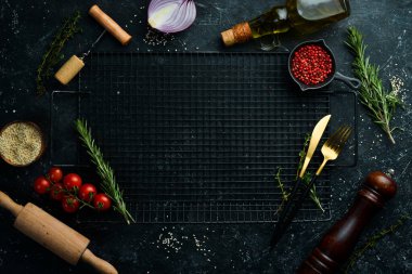 Siyah arkaplanda baharatlar, otlar ve sebzeler. Üst Manzara. Metnin için boş yer.