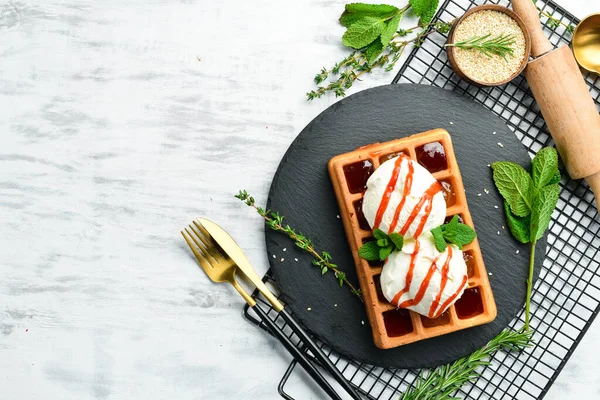 Gofres Belgas Con Helado Mermelada Fresa Menta Postre Plato Piedra —  Fotos de Stock