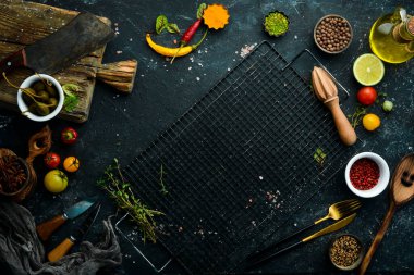 Sebze ve baharatlı siyah taş arka plan. Manzaralı. Kırsal biçim.