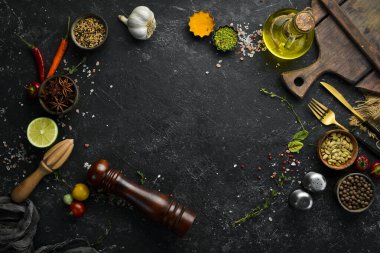 Sebze ve baharatlı siyah taş arka plan. Manzaralı. Kırsal biçim.