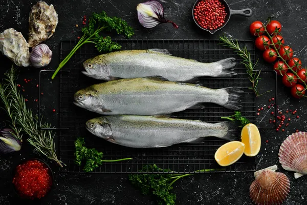 Pescado Trucha Con Especias Hierbas Preparación Sobre Fondo Oscuro Cocina —  Fotos de Stock