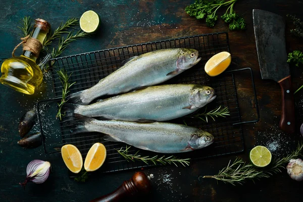Peixe Truta Com Especiarias Ervas Preparação Num Fundo Escuro Cozinha — Fotografia de Stock
