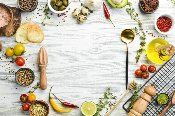 Latar Belakang Kayu Putih Dengan Sayuran Dan Spices Top Tampilan — Stok Foto