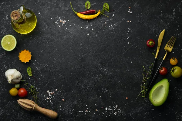 Sebze ve baharatlı siyah taş arka plan. Manzaralı. Kırsal biçim.