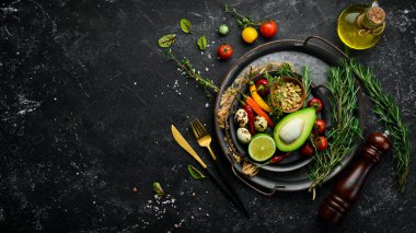 Metal bir tepside baharatlar, sebzeler ve otlar. Yemek arkaplanı. Üst Manzara. Kırsal biçim.