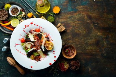 Deniz mahsullü Frutti di mare salatası: karides, kalamar, midye ve ahtapot. Üst Manzara. Kırsal biçim.