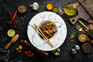 Kızarmış dana eti ve sebzeli Asya tavası pişiriyorum. Çin yemeği. Süper manzara. Kırsal biçim.