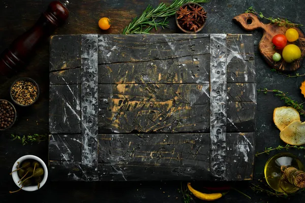 Деревянная Доска Черном Каменном Столе Овощами Специями Питание Вид Сверху — стоковое фото