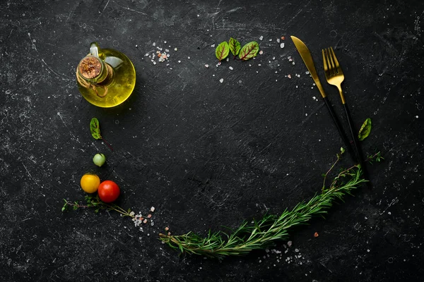 Cubertería Sobre Una Mesa Piedra Negra Con Verduras Especias Fondo —  Fotos de Stock