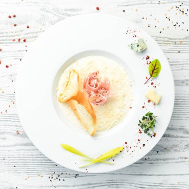 Jambonlu peynirli krema çorbası. İtalyan mutfağı. Üst Manzara. Kırsal biçim.