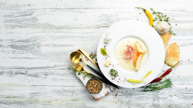 Jambonlu peynirli krema çorbası. İtalyan mutfağı. Üst Manzara. Kırsal biçim.