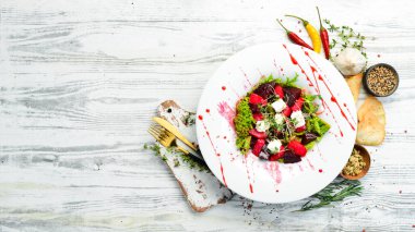 Pancar ve peynirli sebze salatası. Sağlıklı yiyecekler. Üst Manzara. Kırsal biçim.