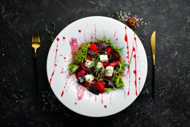 Pancar ve peynirli sebze salatası. Sağlıklı yiyecekler. Üst Manzara. Kırsal biçim.