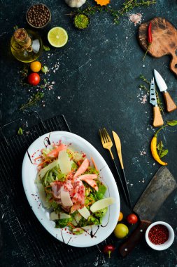 Prosciutto, peynir, armut ve otlu salata. Üst Manzara. Kırsal biçim.