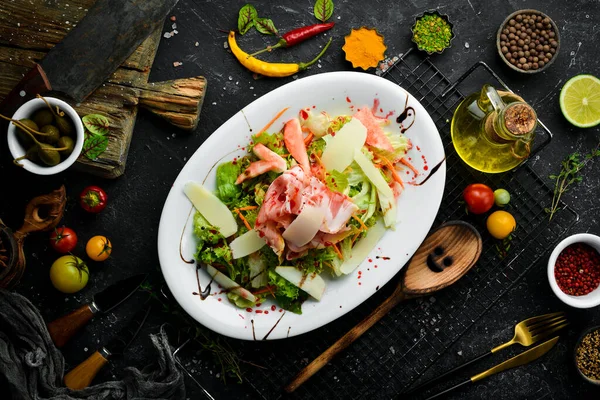 Salada Com Presunto Queijo Pêra Ervas Vista Superior Estilo Rústico — Fotografia de Stock