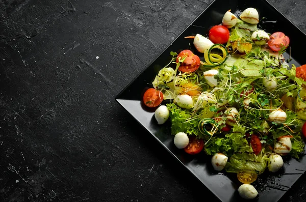 Gemüsesalat Mit Mozzarella Auf Einem Schwarzen Teller Ansicht Von Oben — Stockfoto