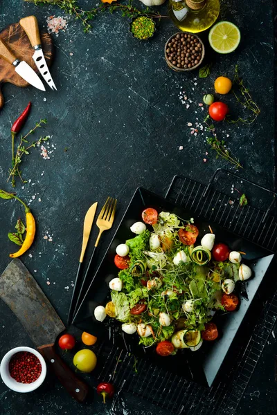 Ensalada Verduras Con Queso Mozzarella Plato Negro Vista Superior Comida — Foto de Stock