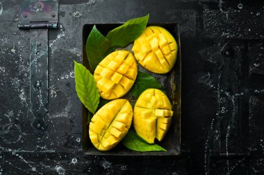 Dilimlenmiş taze, sulu mango. Üst Manzara. Tropik meyveler.