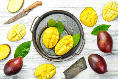 Dilimlenmiş taze, sulu mango. Üst Manzara. Tropik meyveler.