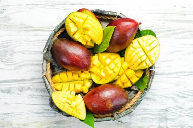 Mango ahşap bir kutuya konmuş. Tropik meyveler. Kopyalama alanı olan üst görünüm.