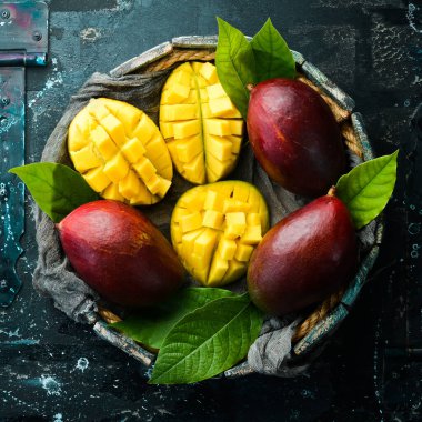 Mango ahşap bir kutuya konmuş. Tropik meyveler. Kopyalama alanı olan üst görünüm.
