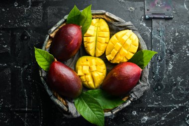 Mango ahşap bir kutuya konmuş. Tropik meyveler. Kopyalama alanı olan üst görünüm.