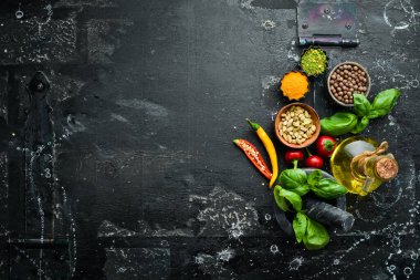 Siyah arka planda taze otlar ve baharatlar. Kopyalama alanı olan üst görünüm.