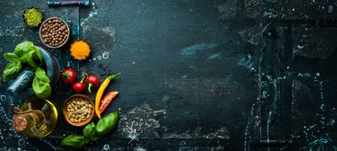 Siyah arka planda taze otlar ve baharatlar. Kopyalama alanı olan üst görünüm.